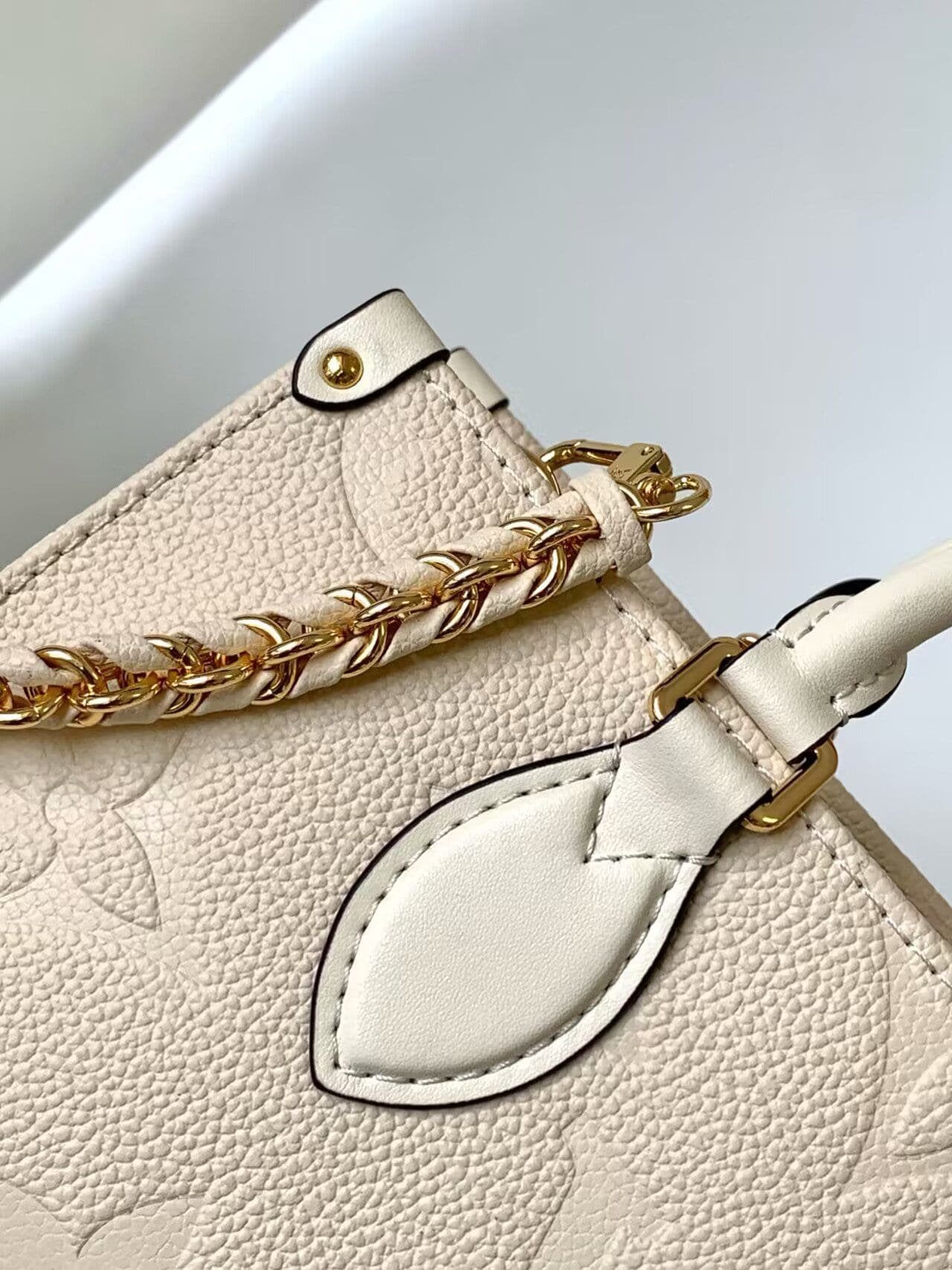 Louis Vuitton M23698 OnTheGo East West