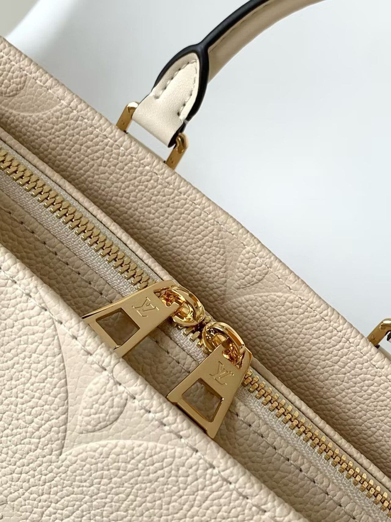 Louis Vuitton M23698 OnTheGo East West