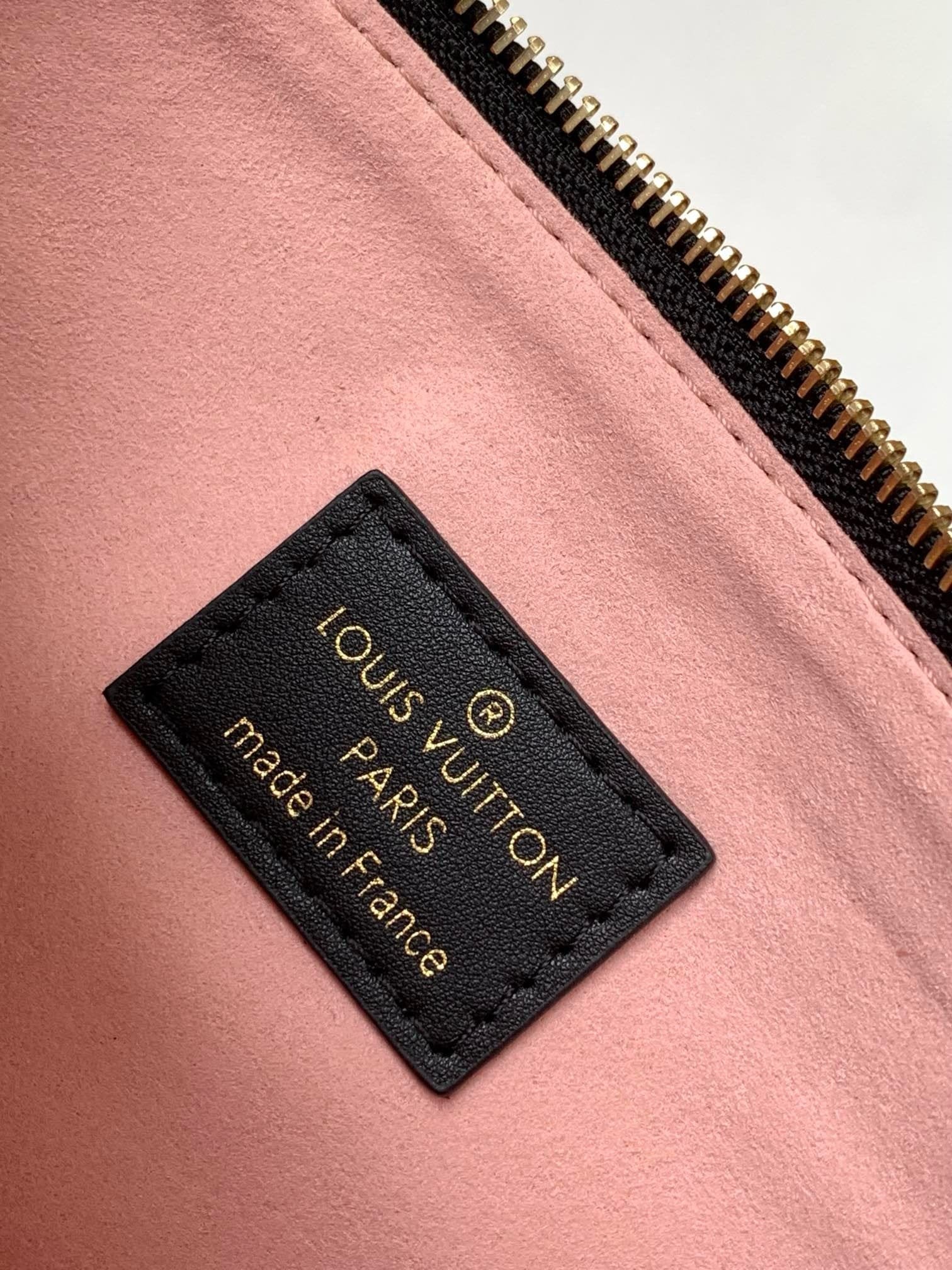 Louis Vuitton M21260 Coussin PM