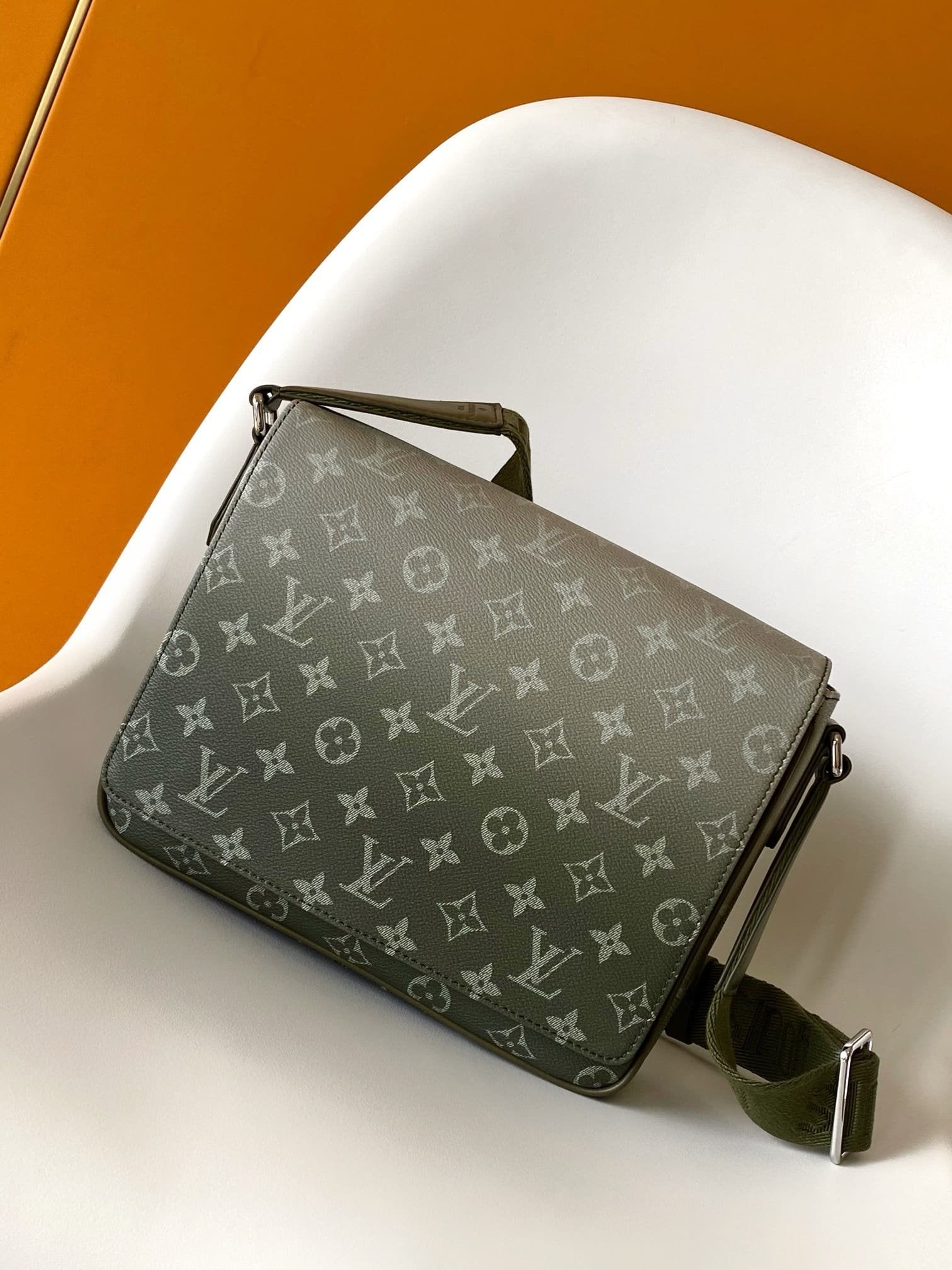 Louis Vuitton M11593 District PM
