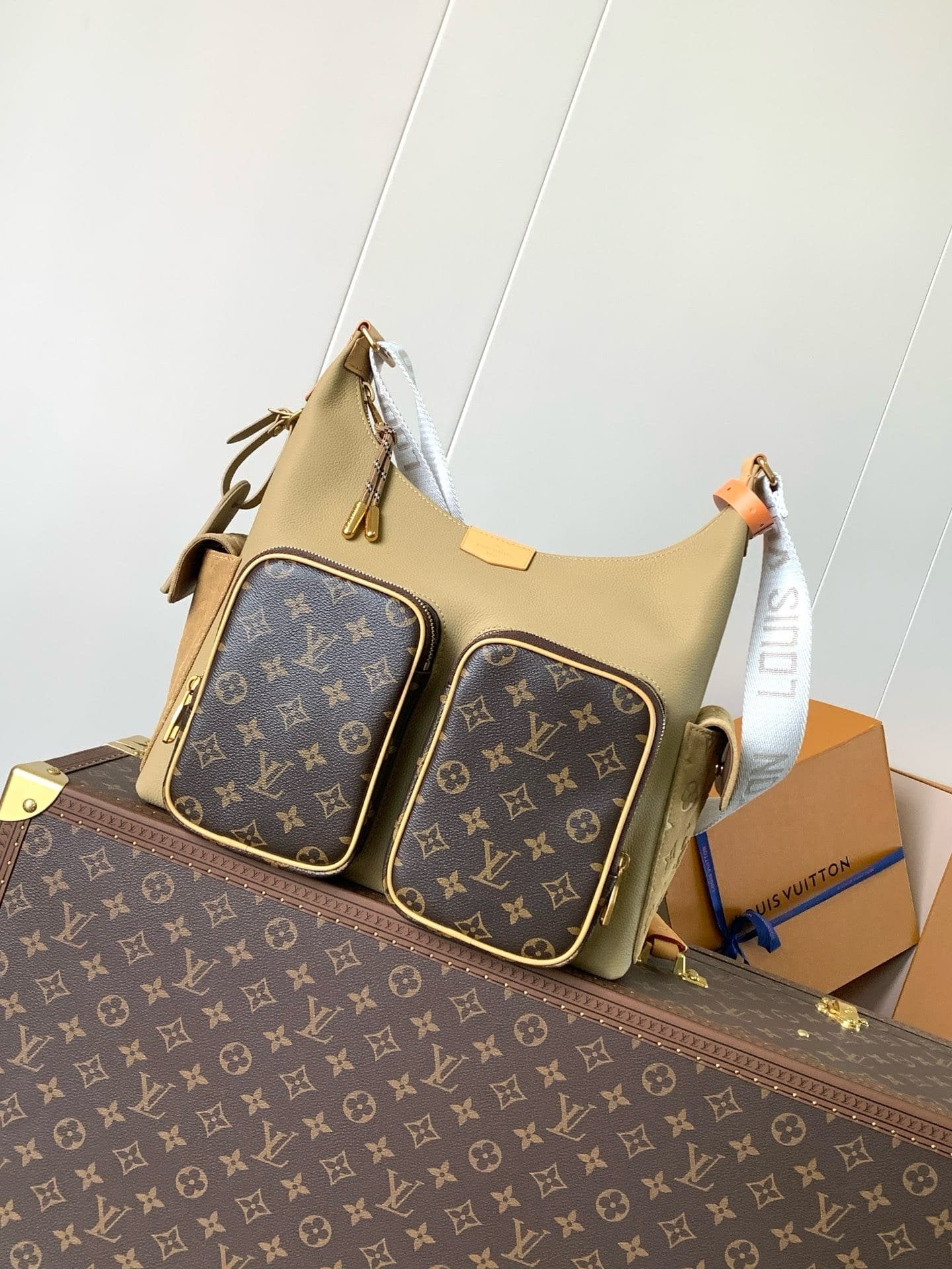 Louis Vuitton M12697 Hobo Cargo