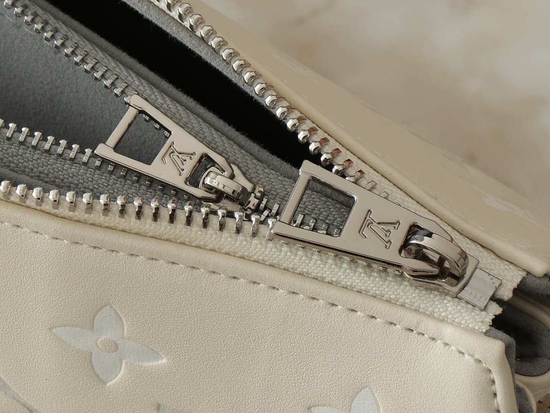 Louis Vuitton M11986 Coussin PM