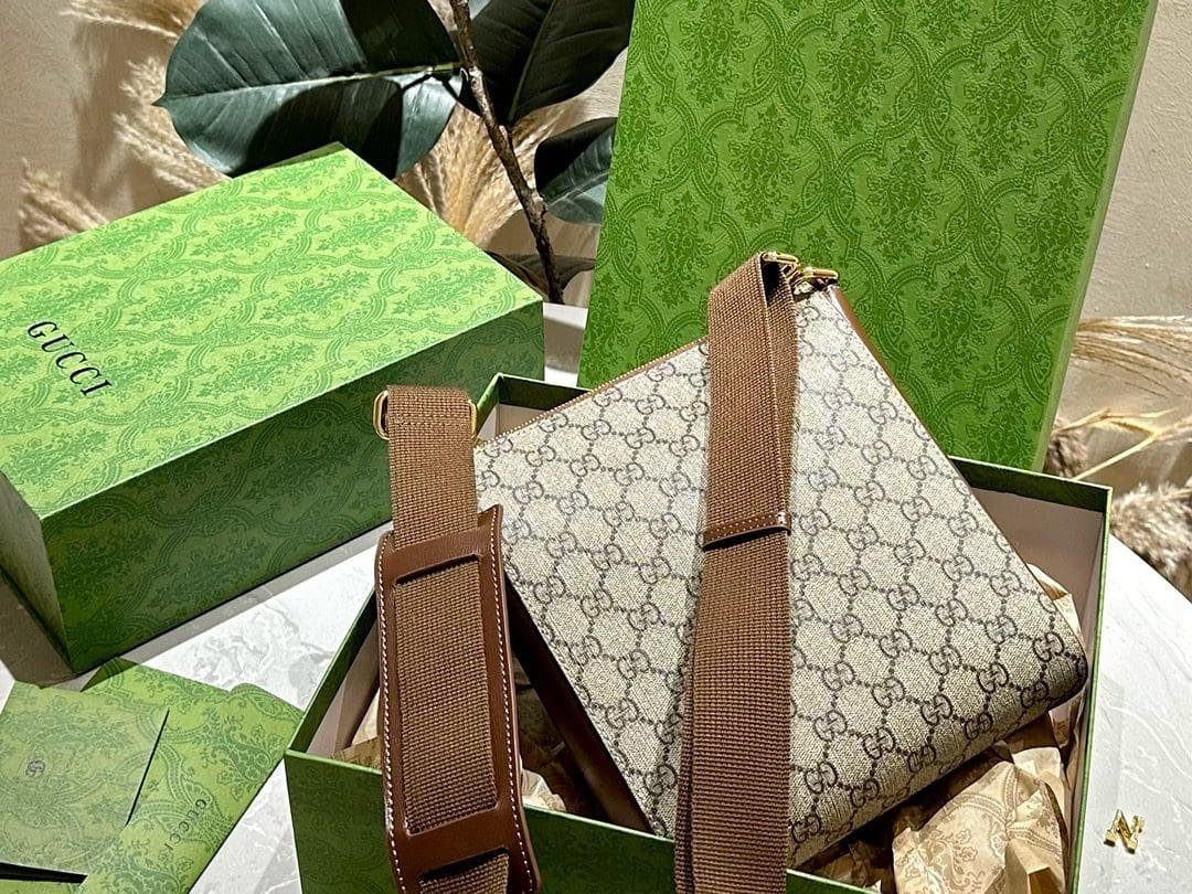 GUCCI SUPREME MESSENGER BAG