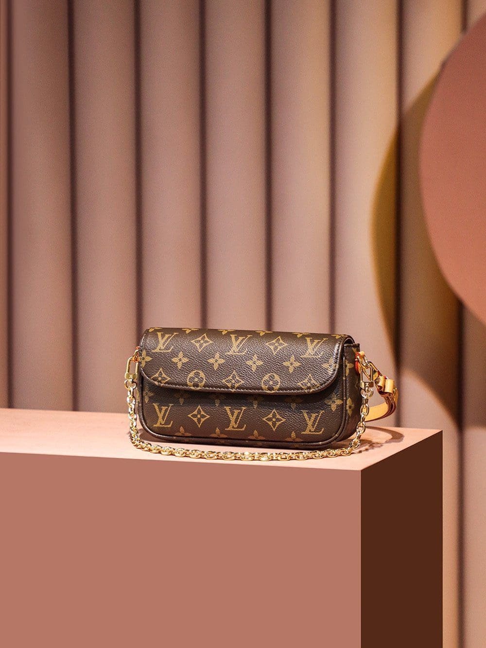 Louis Vuitton Wallet on Chain Ivy Monogram M81911
